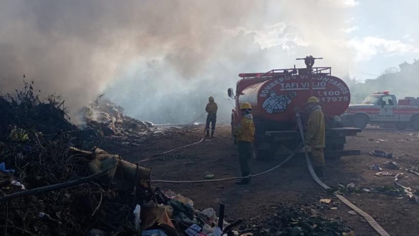 Impactante incendio en un basural de Tafí Viejo: Bomberos trabajaron ...