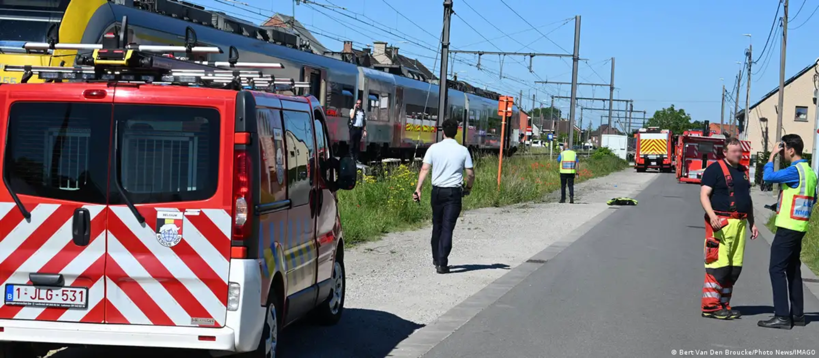 Bélgica: cuatro muertos tras colisión entre tren y minibús escolar