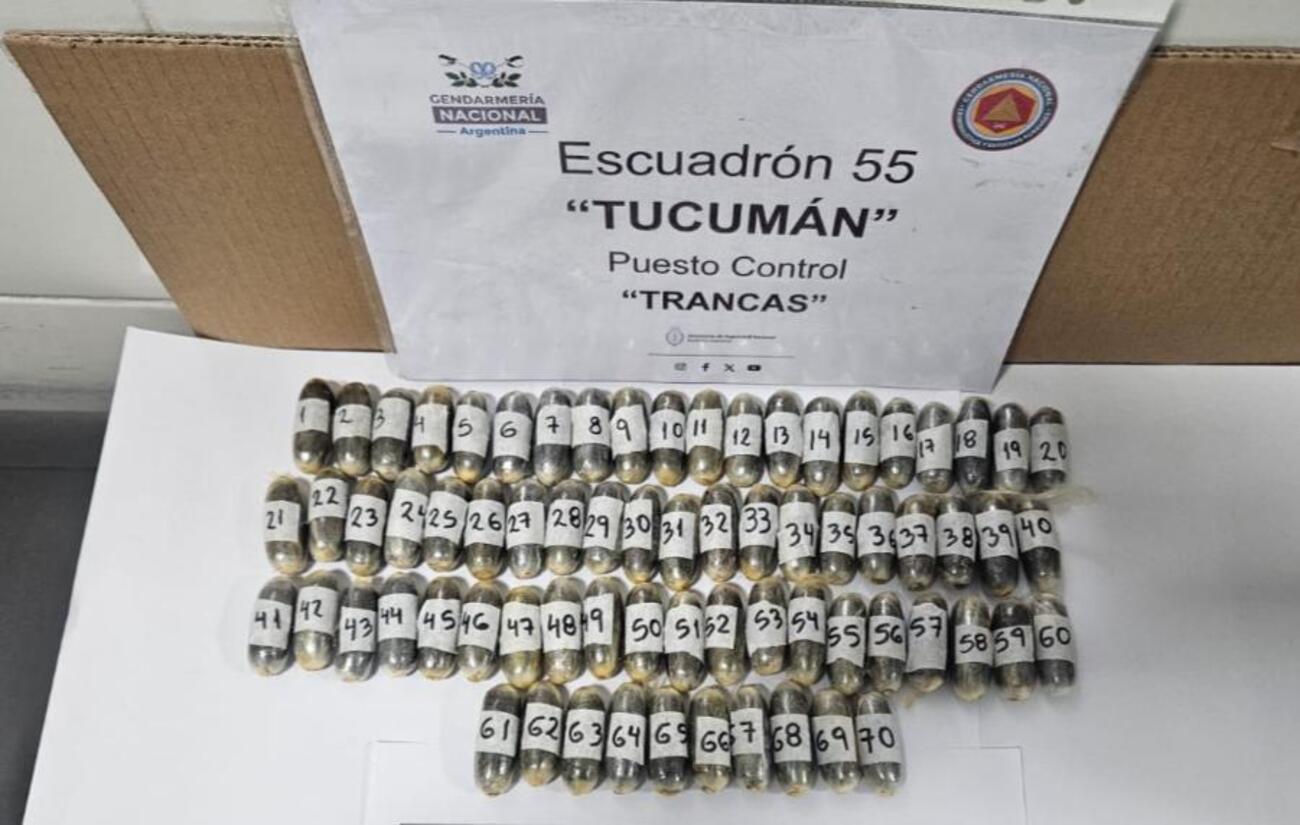 Viajaban con 376 cápsulas de cocaína ingeridas