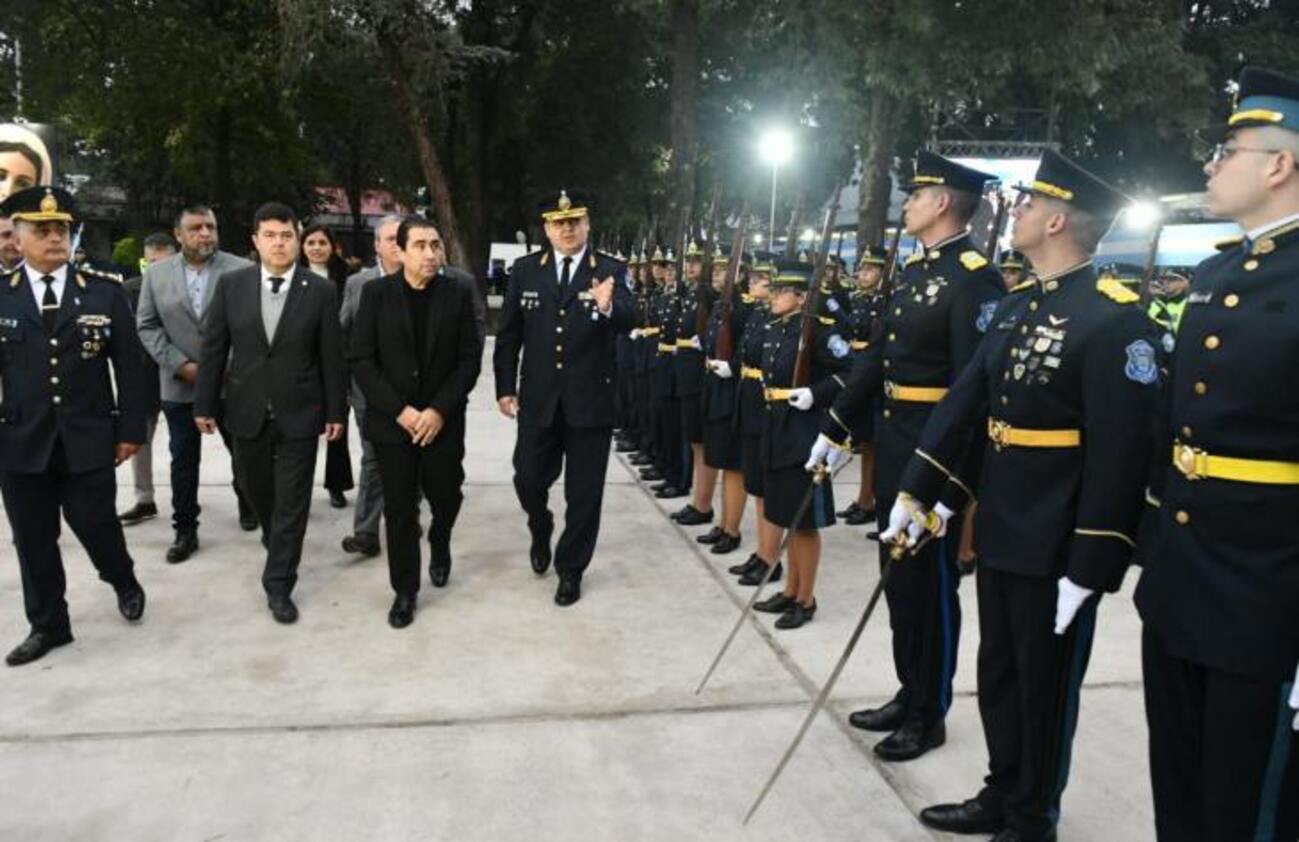 Mansilla supervisó obras en la Jefatura y entregó insignias a cadetes