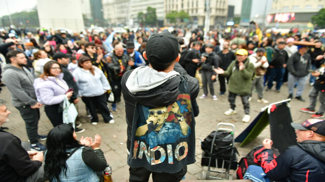 Despedida al Indio Solari: banderazo en el Obelisco porteño