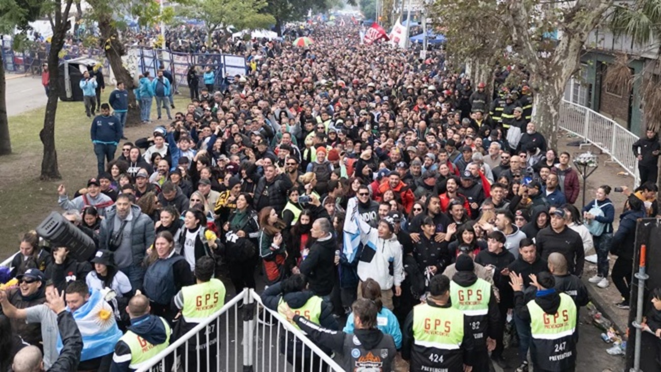 Una multitud le da el último adiós al "Indio" Solari