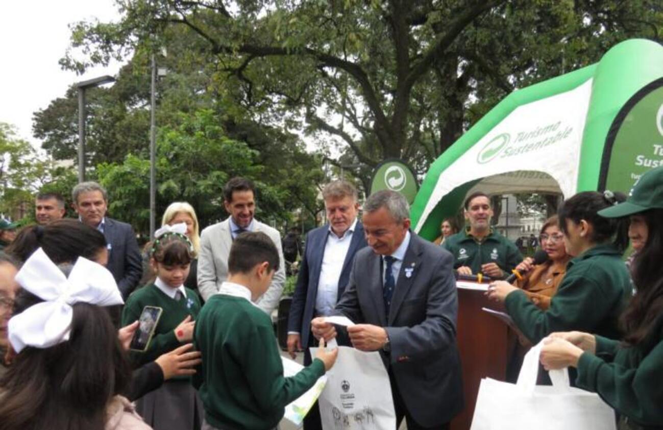 Concientización ambiental en Plaza Independencia