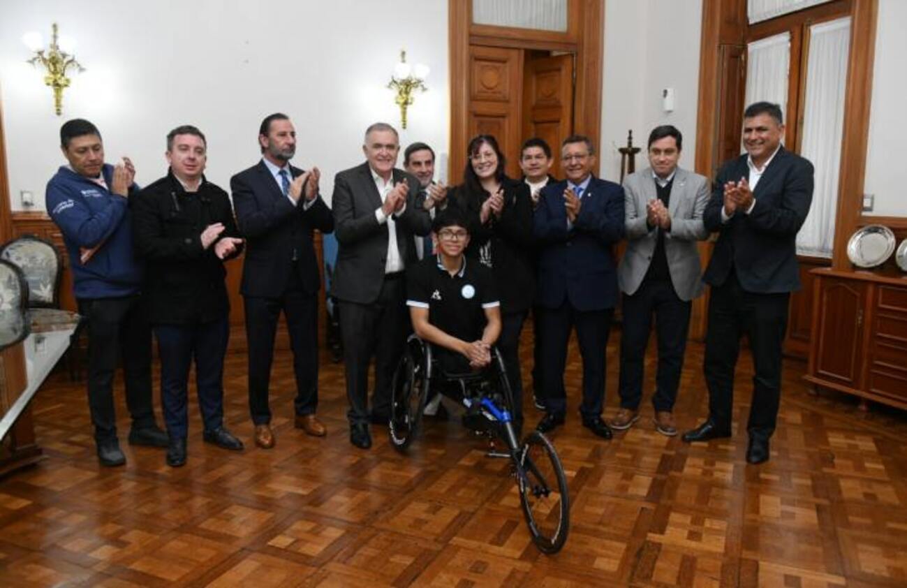 Jaldo entregó una silla de ruedas deportiva a un atleta tucumano