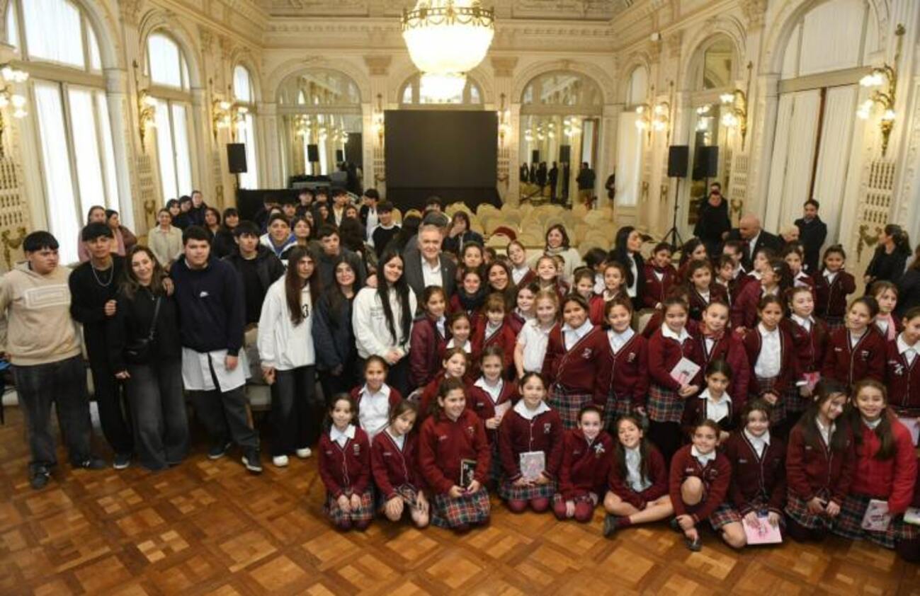 Jaldo recibió a estudiantes y turistas en el Salón Blanco